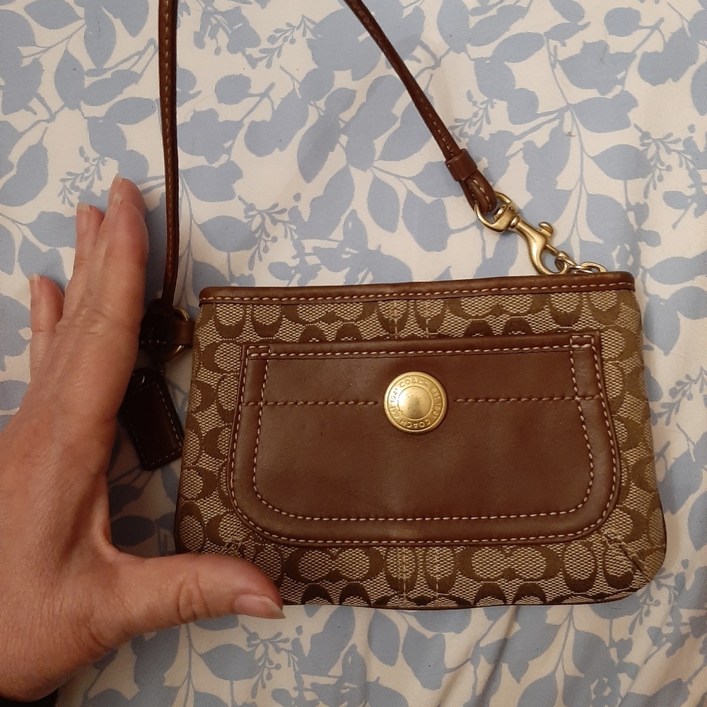 COACH corner zip wrislet